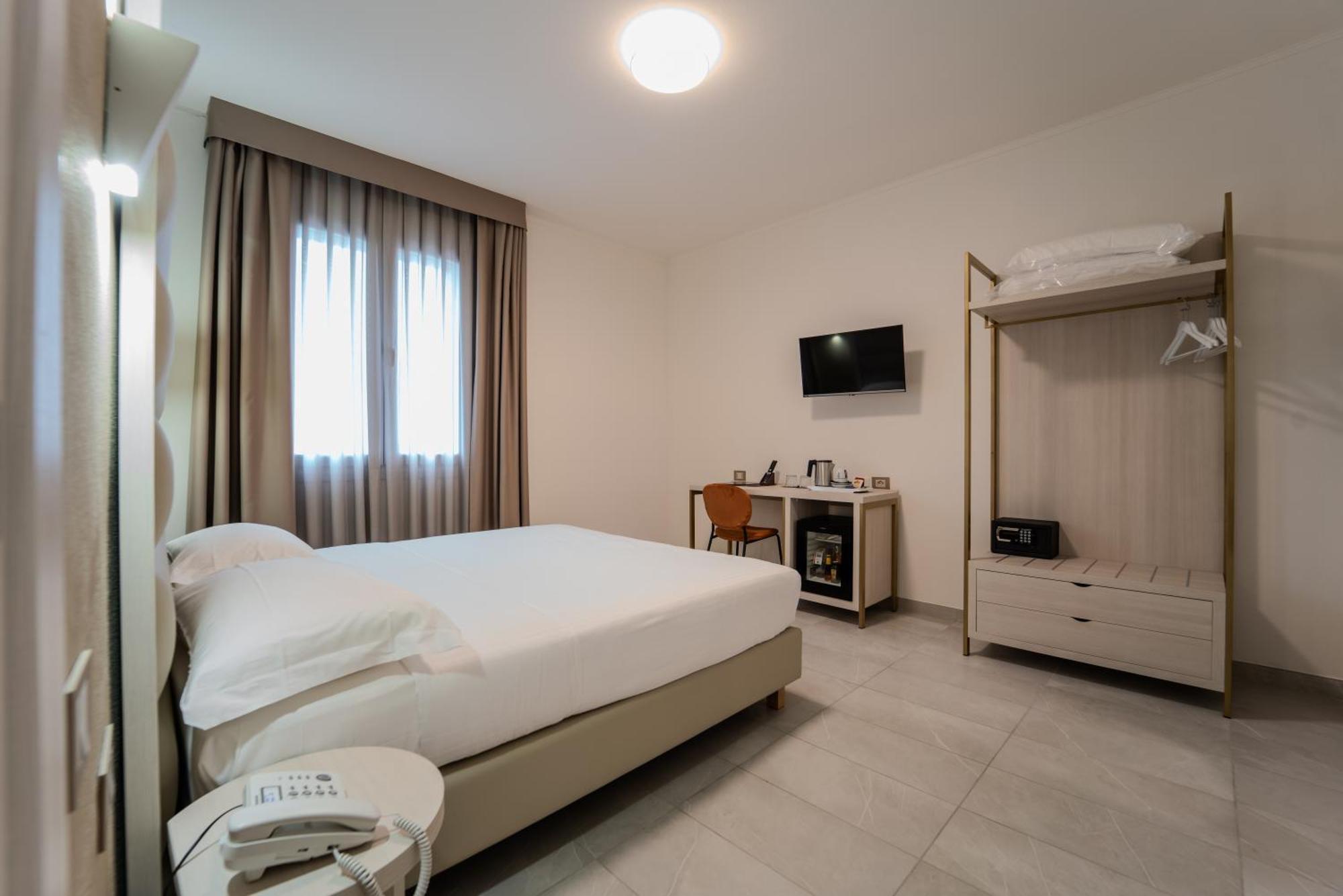 Hotel Donatello Modena Exteriör bild