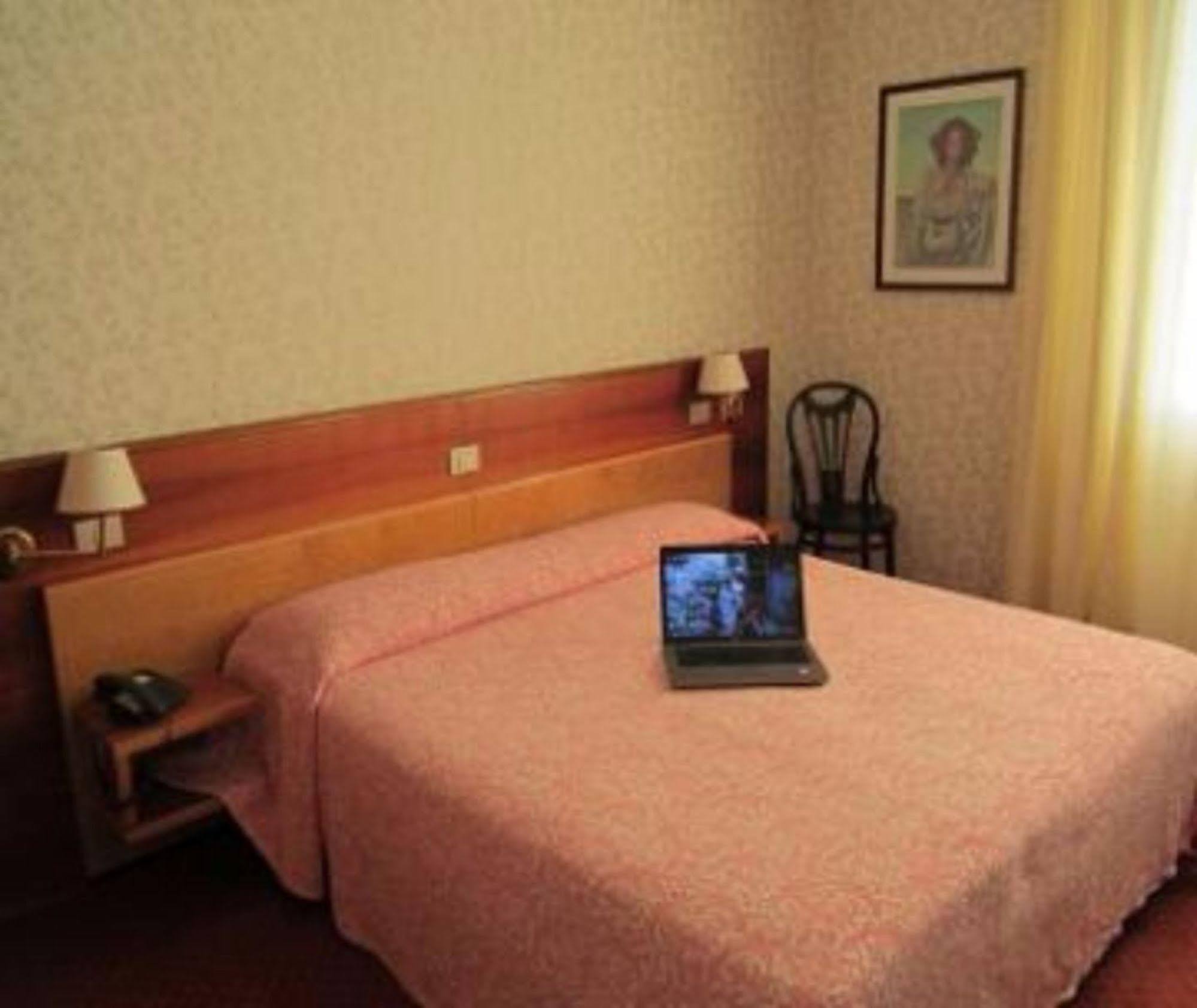 Hotel Donatello Modena Exteriör bild